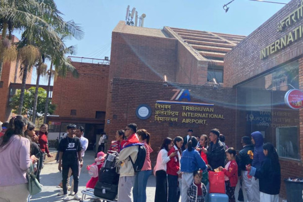 उडान खुल्ने प्रतीक्षामा अलपत्र यात्री